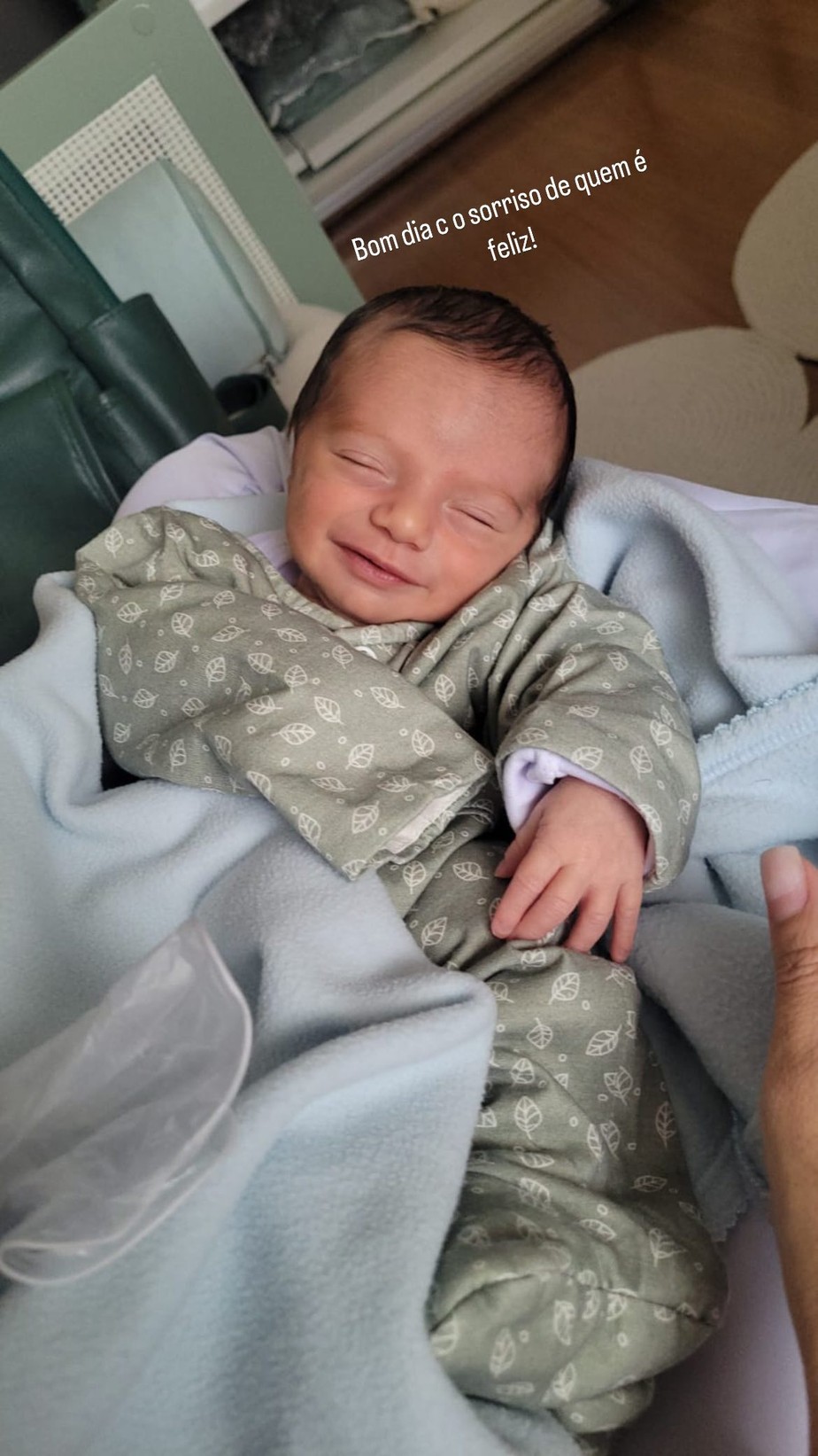 Luca, filho de Claudia Raia que nasceu no último dia 12, aparece sorrindo em foto postada pela atriz