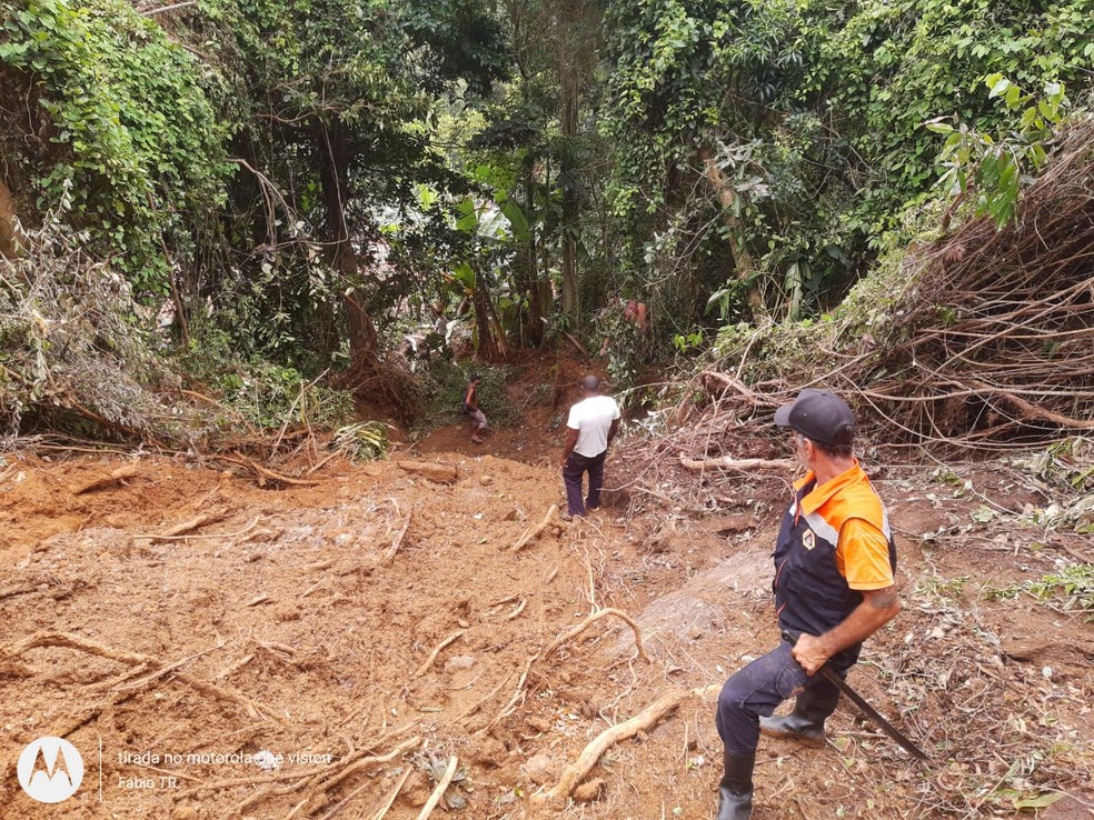 Moradores temem que rocha de 40 toneladas deslize em cima de casas em Ubatuba. — Foto: Reprodução