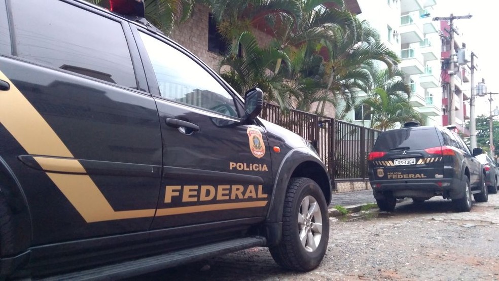 Agentes da Polícia Federal saíram de Macaé para participar da operação na manhã desta terça-feira (Foto: Inter TV/Renan Gouvêa)