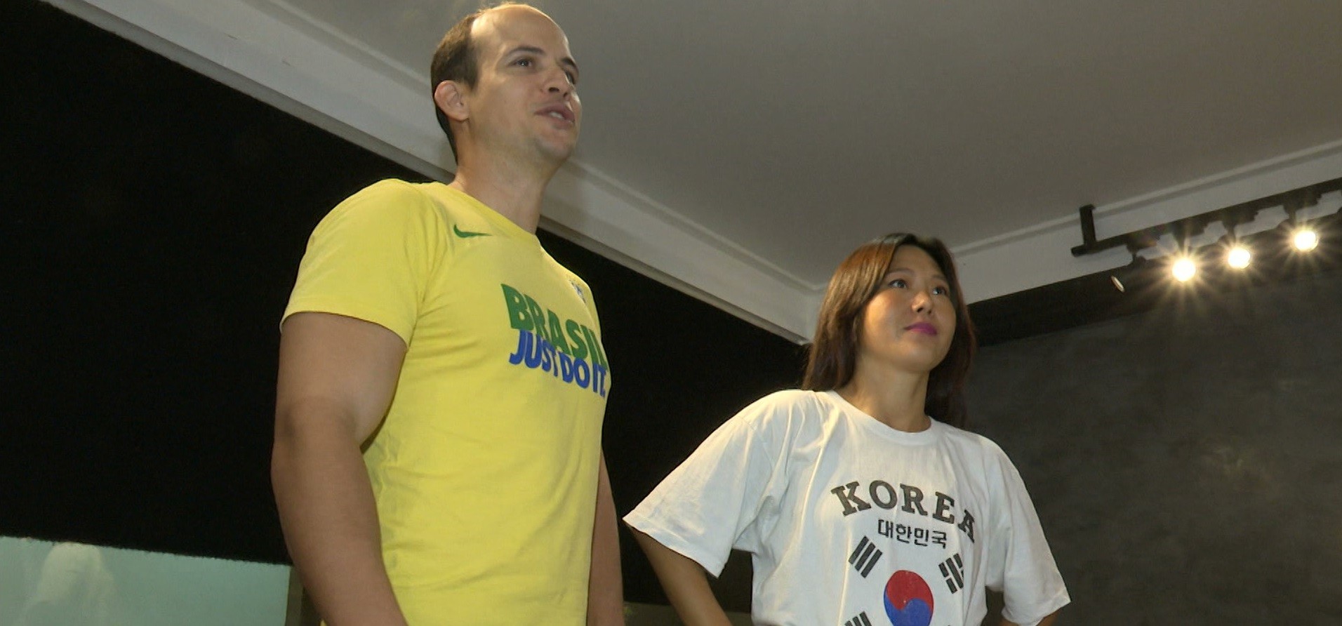 Casal de brasileiro e coreana tem torcidas diferentes, mas vai assistir ao jogo com comida coreana e churrasco