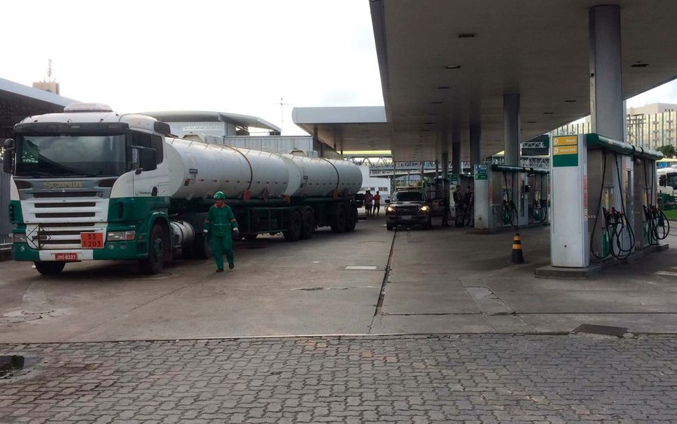 Camihão com gasolina abasteceu posto na AV. ACM, na região da rodoviária, em Salvador (Foto: Ramon Ferraz/TV Bahia)