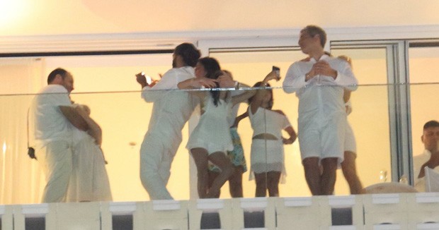 Natalie Portman curte virada em Copacabana com família (Foto: AgNews)