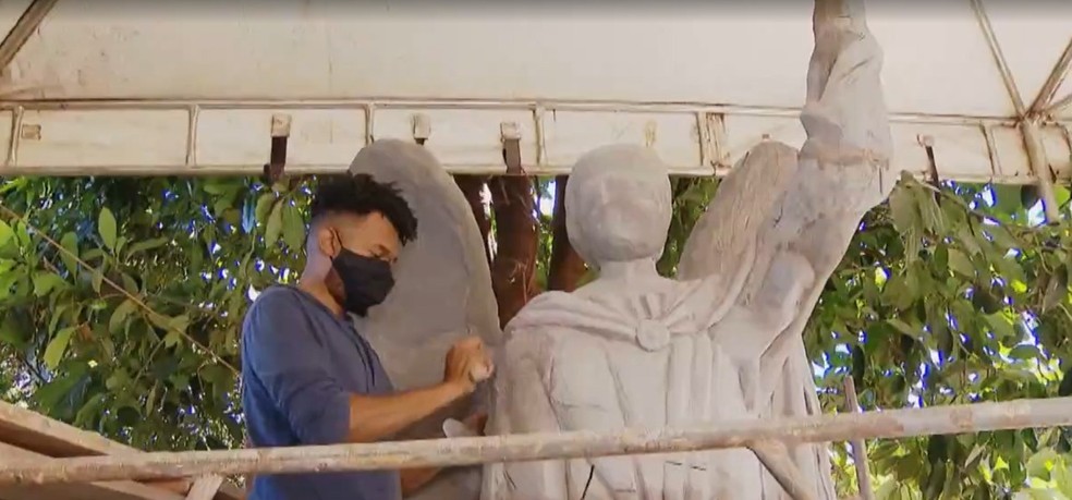 Artista trabalha em escultura de arcanjo para o Santuário de Nossa Senhora da Abadia em Romaria — Foto: Reprodução/TV Integração