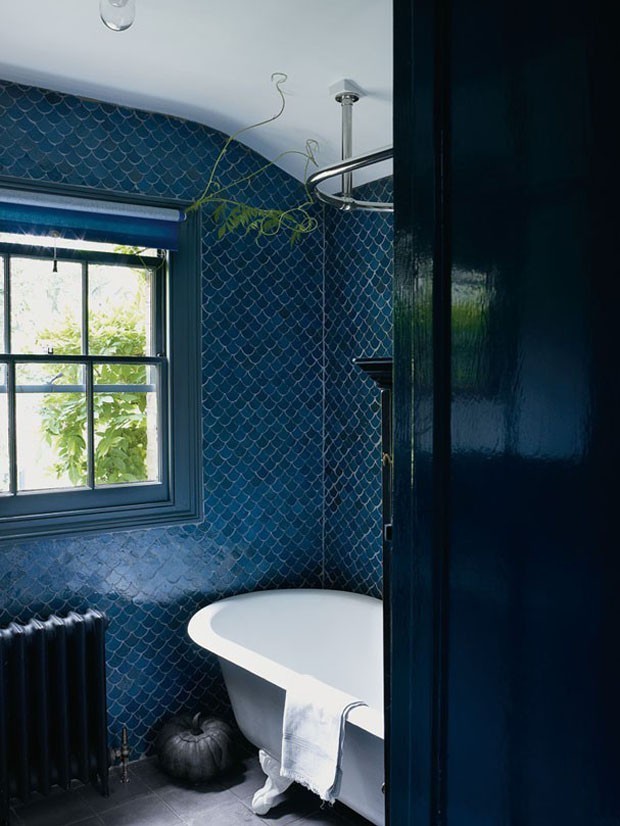 Classic Blue: 30 ambientes decorados com a cor do ano 2020 (Foto: Reprodução)