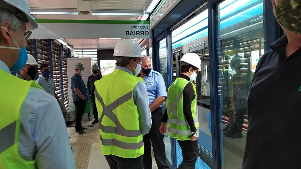 Prefeita de Sorocaba (SP), Jaqueline Coutinho (PSL), fez vistoria em obras do BRT na Avenida Itavuvu &mdash; Foto: Divulga&ccedil;&atilde;o/Prefeitura de Sorocaba