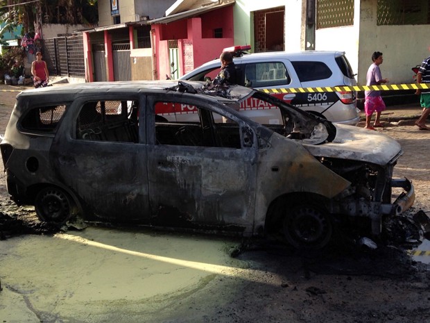 Carro ficou completamente destruído com o fogo (Foto: Walter Paparazzo/G1)