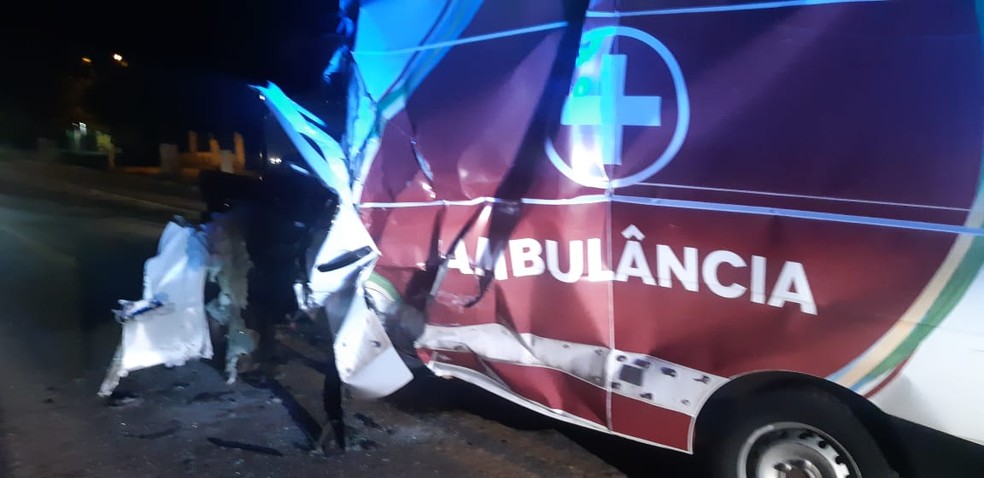 Motorista de ambulância morre após colisão em carreta na BR-135 — Foto: Divulgação/Polícia Rodoviária Federal