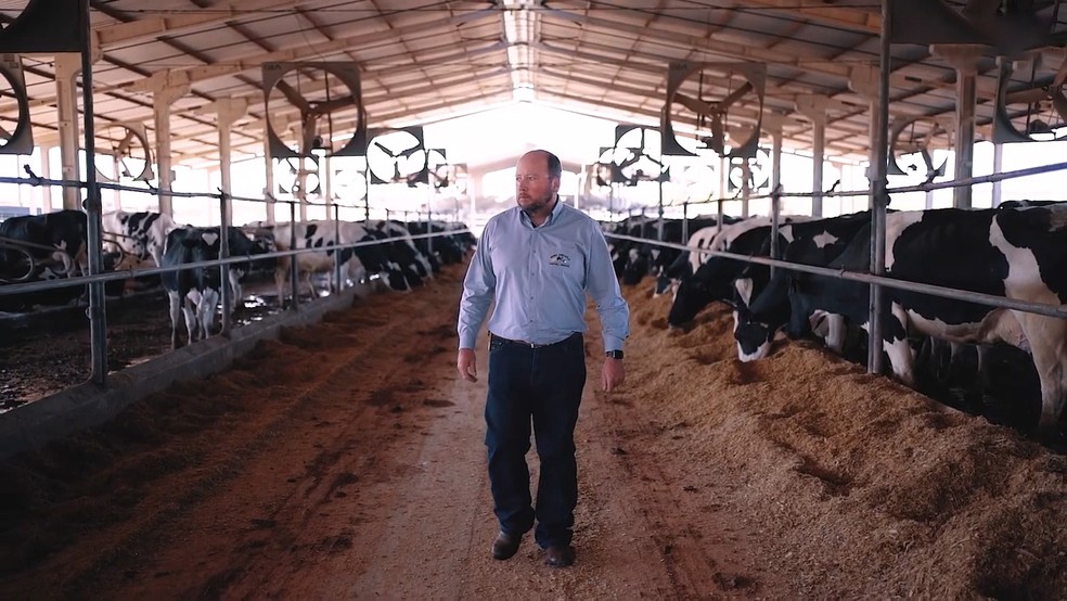 Produtor no município com maior produção de leite, localizado no Paraná, regulação do mercado foi um dos fatores para queda. — Foto: Foto Cedida/Castrolanda