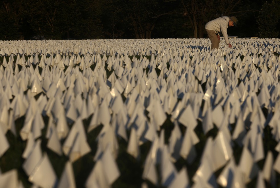 Memorial em Washington homenageia as 700 mil mortes por Covid nos EUA — Foto: REUTERS/Leah Millis REFILE