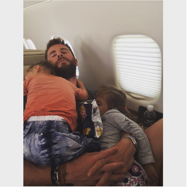 O ator Chris Hemswroth dormindo acompanhando de dois de seus filhos (Foto: Instagram)