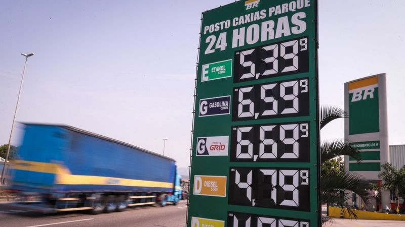 Gasolina subiu quase 50% em 2021 (Foto: André Coelho/EPA via BBC News)