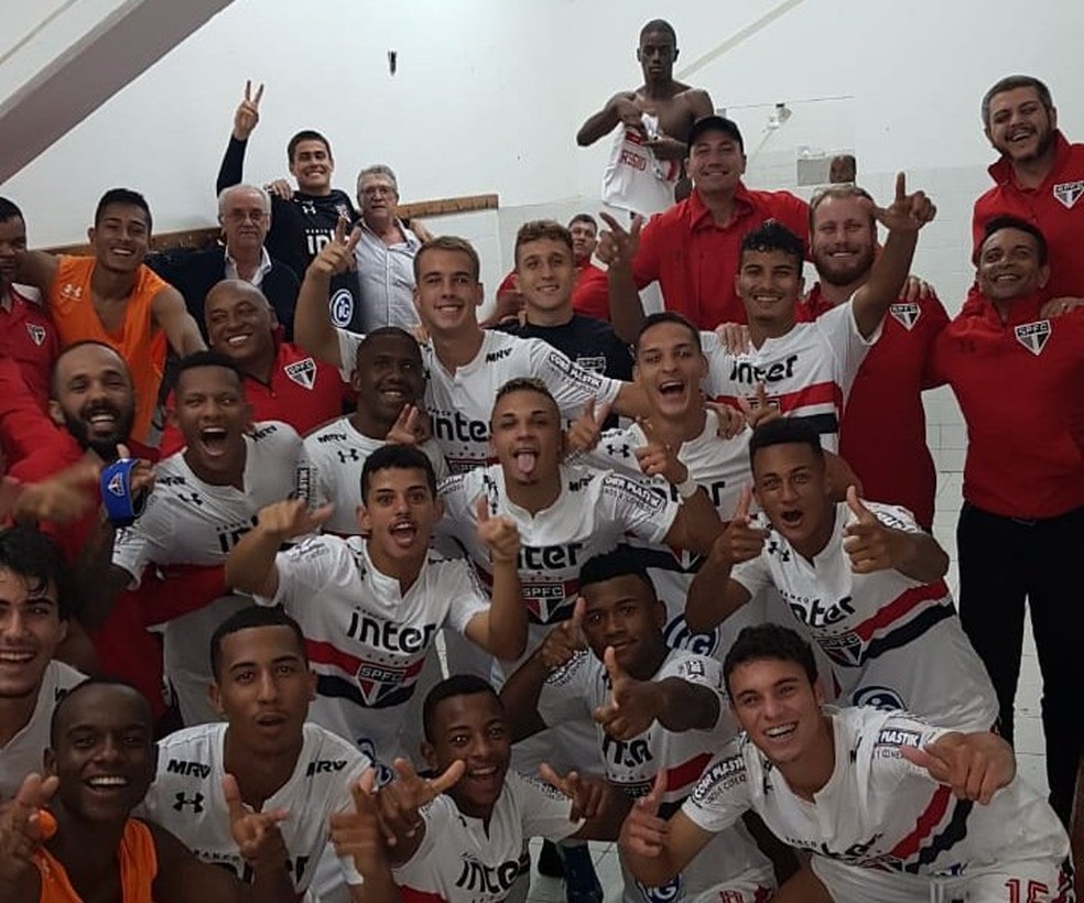 Jogadores do São Paulo posam para foto após eliminar o Palmeiras (Foto: Reprodução/Twitter São Paulo)