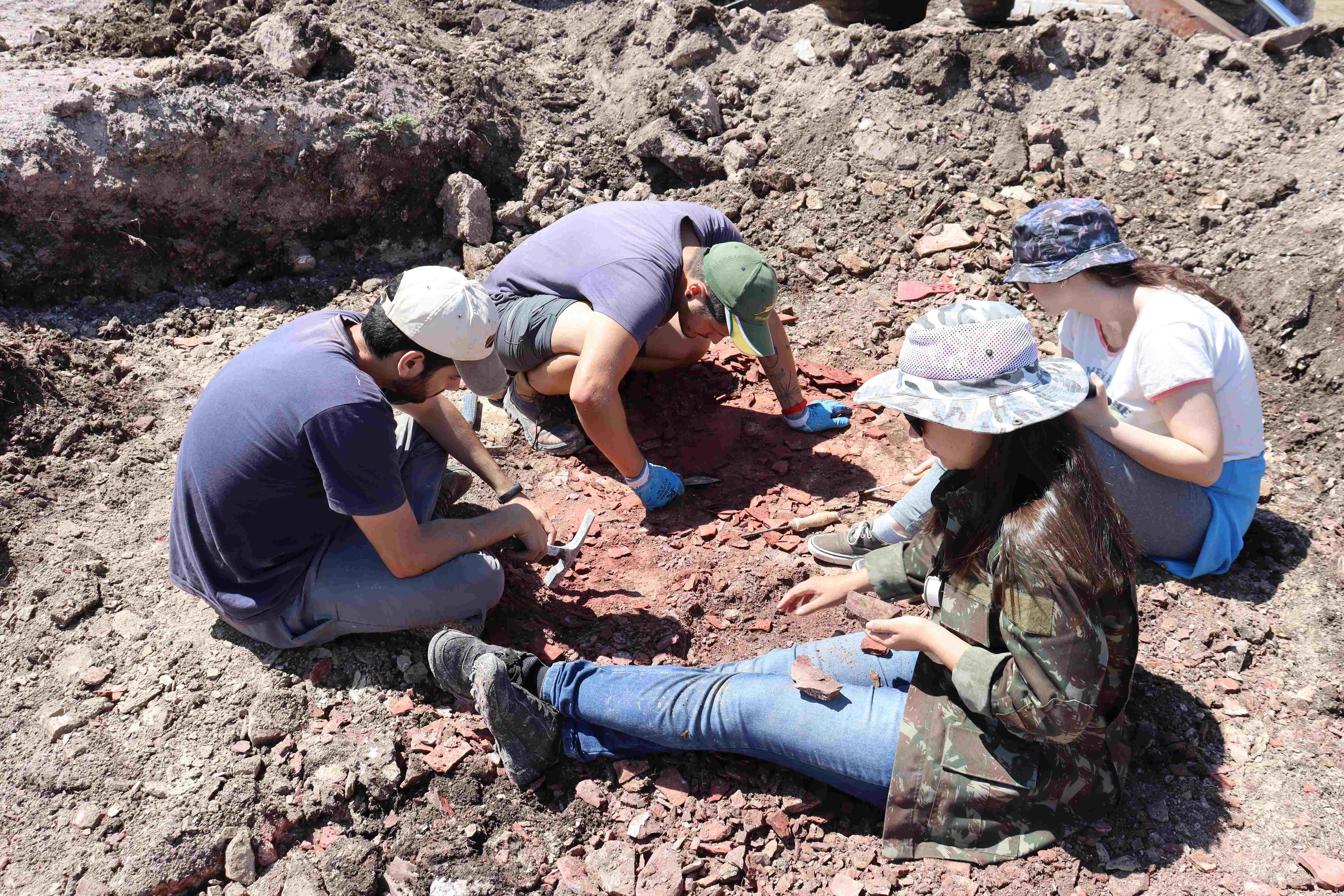 Escavações no sítio em Dom Pedrito revelaram mais de 100 fósseis  (Foto: Ferraz et al.)