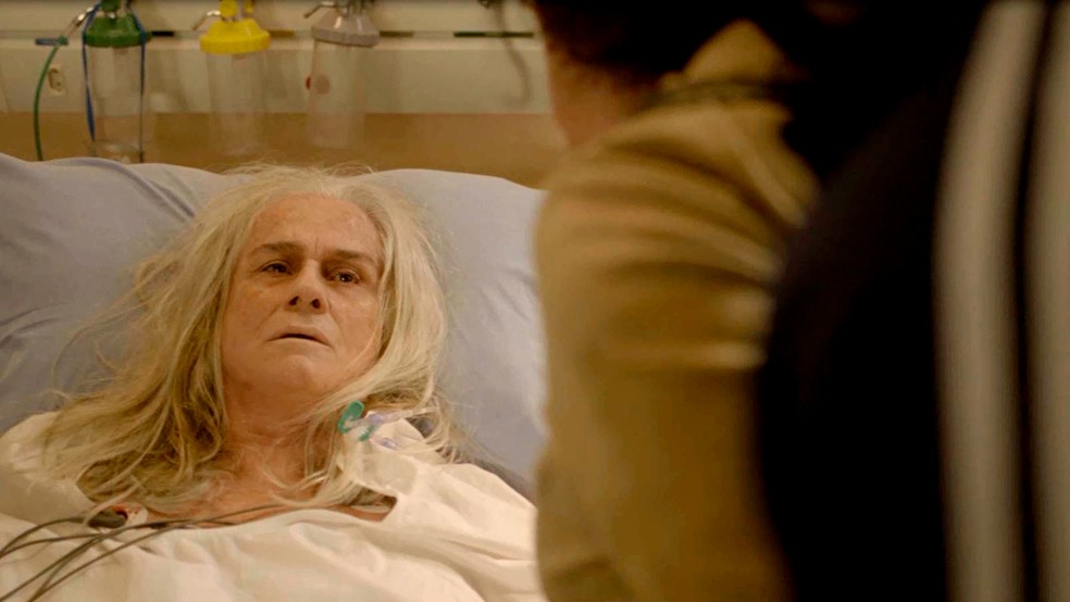 Kátia (Vera Holtz), a traficante de crianças, é encontrada doente no leito do hospital, em 'Amor de Mãe' — Foto: Globo