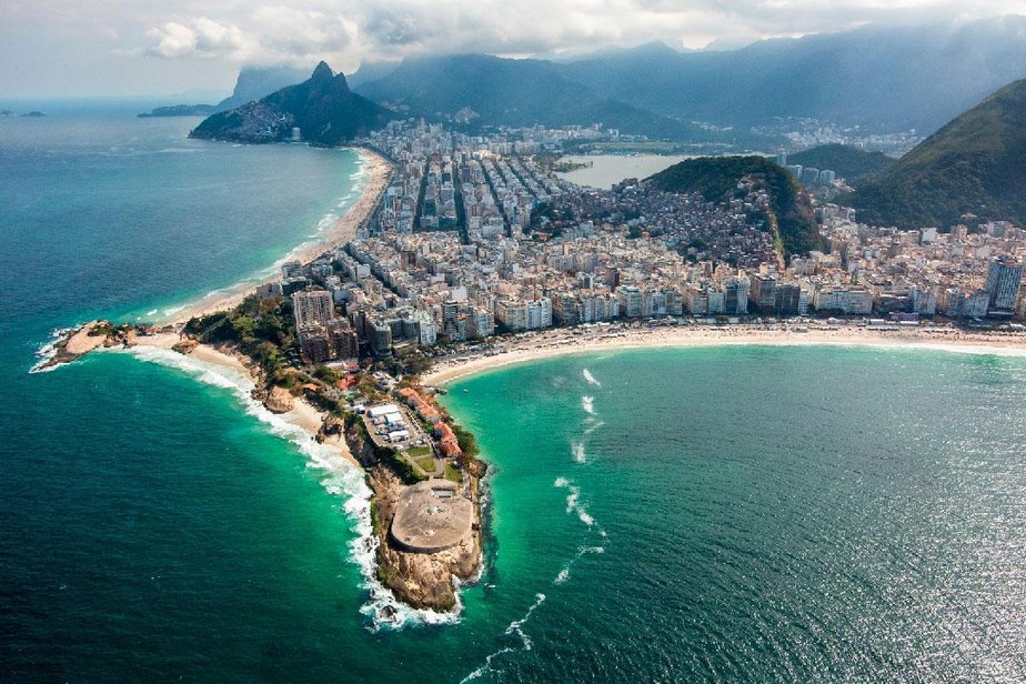 Vista da orla do Rio, de Copacabana ao Leblon: Forte de Copacabana vai receber debates sobre mudanças climáticas