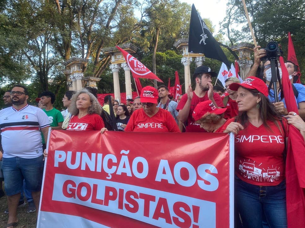 Manifestantes fazem passeata em defesa da democracia no Recife. Na imagem, pessoas vestidas de roupas vermelhas carregam uma faixa pedindo puni&ccedil;&atilde;o aos golpistas. &mdash; Foto: Priscilla Aguiar/g1 PE