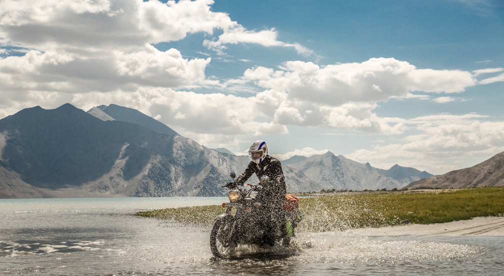 No trecho do Lago Pangong Tso existem muitos alagamentos (Foto: Divulgação / Royal Enfield)