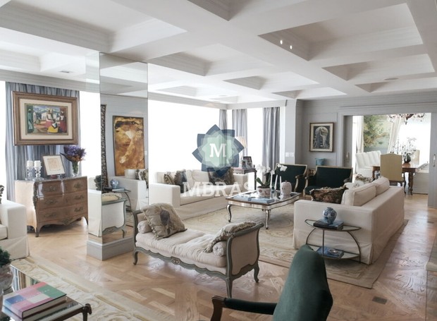 SALA DE ESTAR | A decoração da sala de estar tem uma leve semelhança com o barroco francês (Foto: Divulgação / MBRAS)