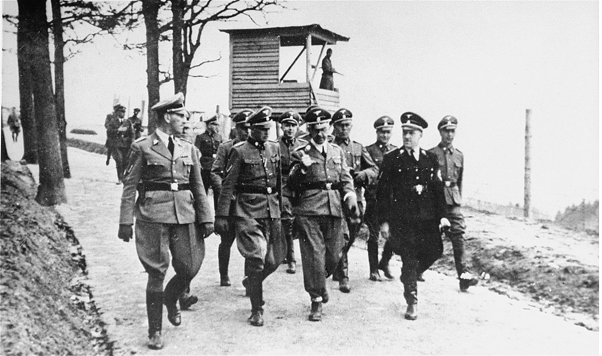 Heinrich Himmler (centro) visitando Mauthausen em 1938 (Foto: Paul Ricken / German Federal Archives (Bundesarchiv, Bild 183-45534-0005 / CC-BY-SA 3.0))