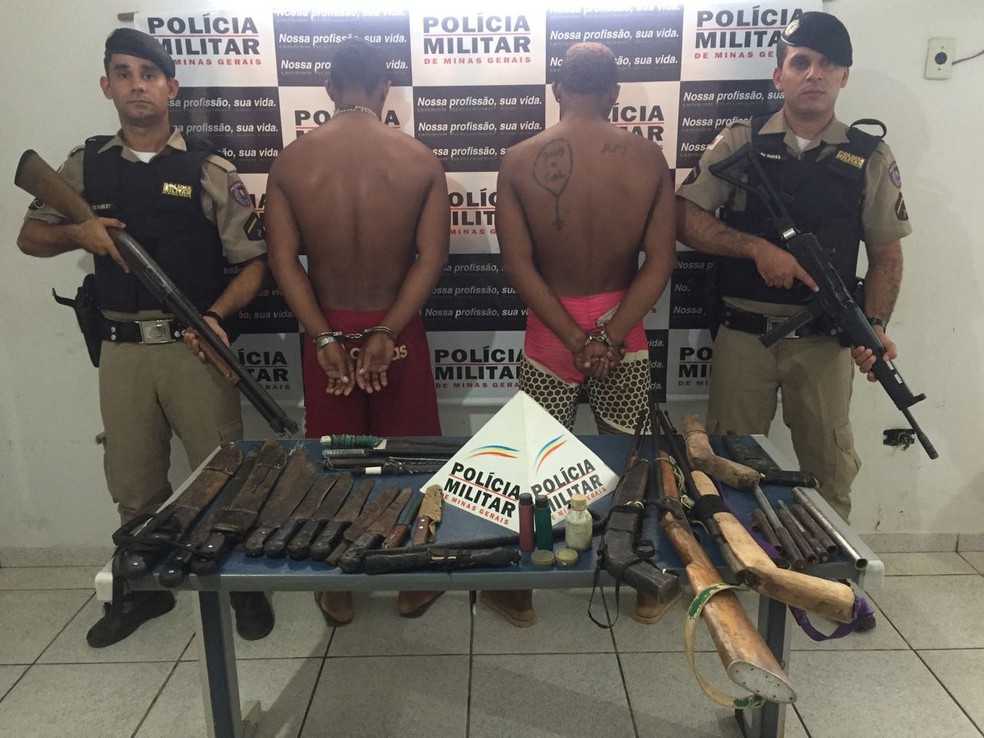 Irmão são presos por praticarem crimes como furto e roubo em Jaíba (Foto: Policia Militar / Divulgação)
