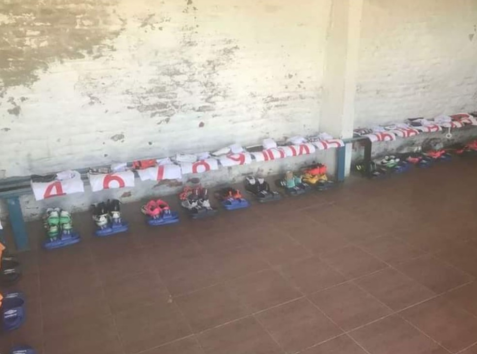 Suárez viraliza com vídeo em vestiário modesto no Uruguai; veja — Foto: Reprodução