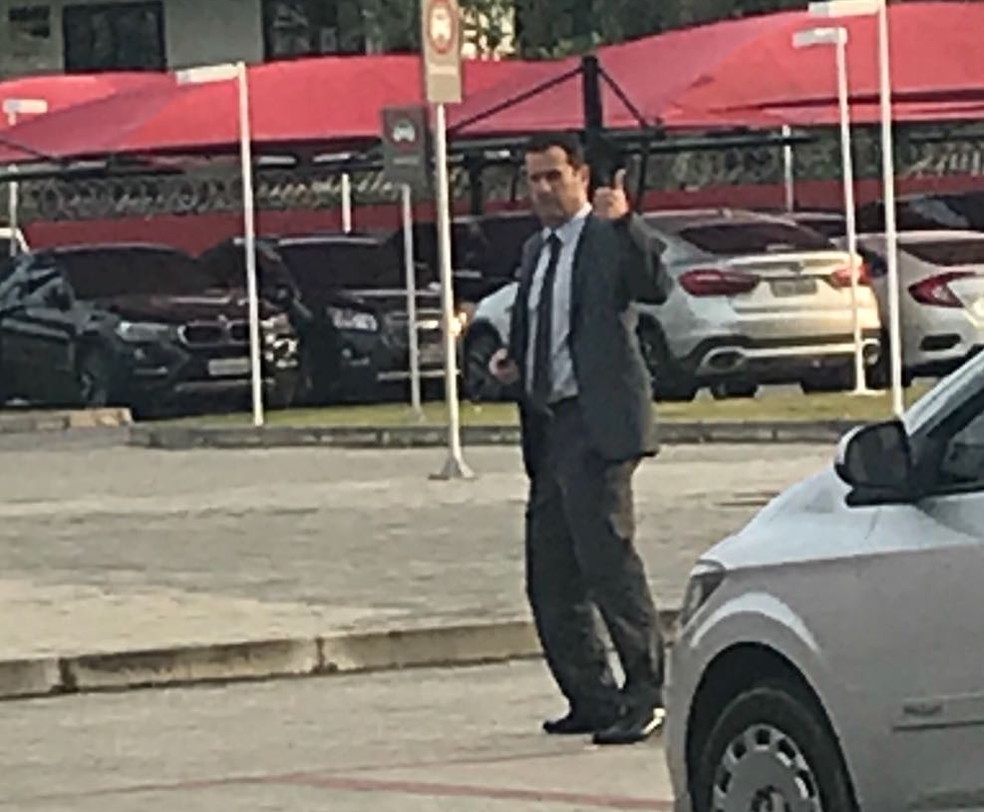 Lomba sinaliza para a imprensa na sa�da do treino do Flamengo (Foto: Tatiana Zanatta)