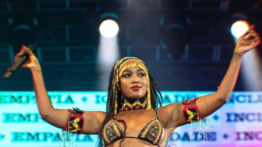 Iza compartilha álbum de show no Rio com figurino inspirado em cultura africana e jamaicana