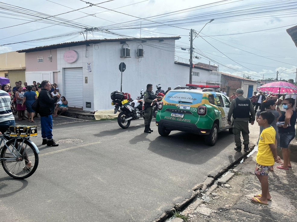 Homem é morto a tiros por criminosos de bicicleta em Teresina — Foto: Anielle Brandão/TV Clube