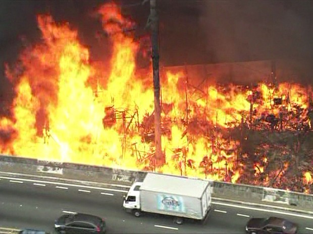 Incêndio em comunidade ao lado de uma via na região da Penha, em São Paulo (Foto: Reprodução/TV Globo)