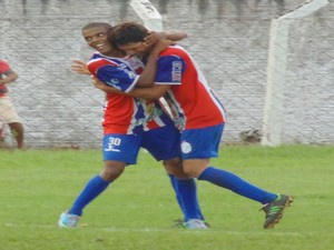 Araguaína comemora gol em amistoso da pré-temporada (Foto: Lucas Ferreira/TV Anhanguera)