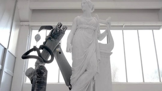 Robô italiano esculpe esculturas de mármore como um artista real