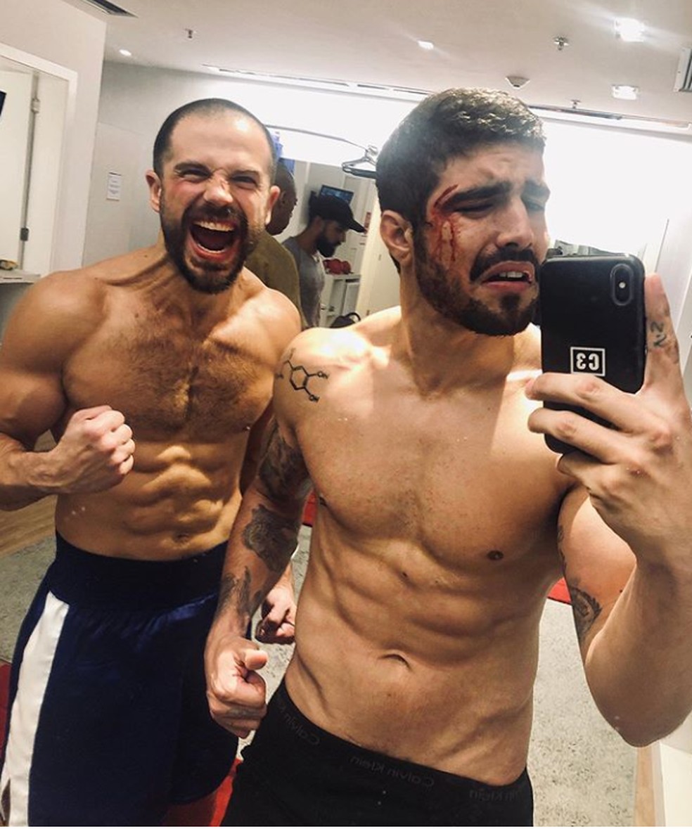 Caio Castro E Duda Nagle Mostram Corpao Durante Brincadeira Em Bastidor De A Dona Do Pedaco Famosos Gshow