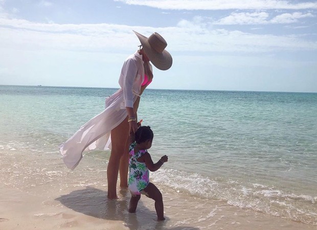Khloe Kardashian e a filha na praia (Foto: Reprodução/Instagram)