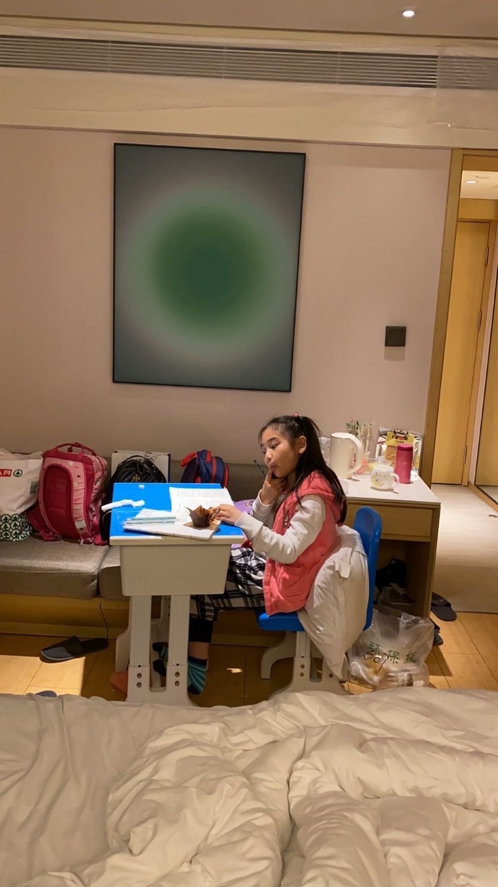 Nany estudando no quarto fornecido pelo governo chinês (Foto: Arquivo Pessoal)