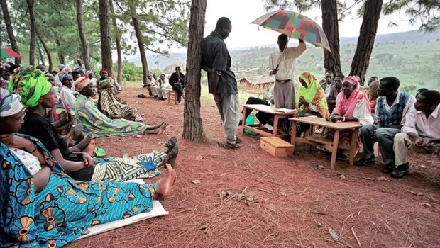 Os tribunais comunitários de gacaca de Ruanda lidaram com centenas de milhares de suspeitos de genocídio (Foto: AFP via BBC)