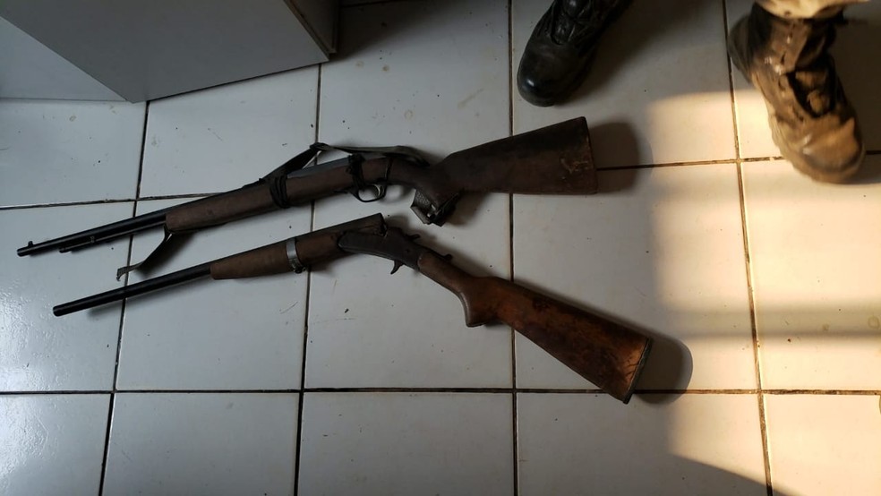 Armas usadas no crime foram apreendidas durante cumprimento de mandado de internação e de prisão — Foto: Arquivo/PM-AC