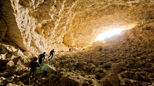 Conheça um dos pontos turísticos do Catar: a caverna Dahl Al Misfir