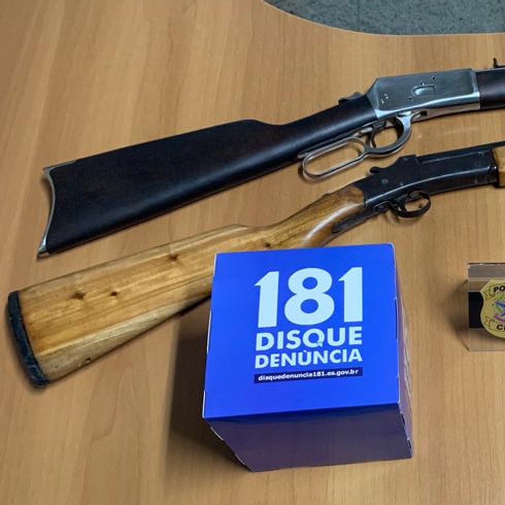 Armas e munição apreendidas com sargento aposentado da PM no ES  — Foto: Polícia Civil/Divulgação 