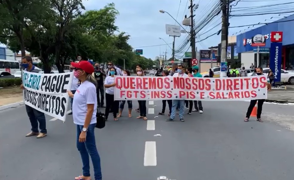 Protesto de ex-funcionários da Veleiro deixou trânsito parado na Avenida Fernandes Lima, em Maceió — Foto: Pedro Ferro/TV Gazeta