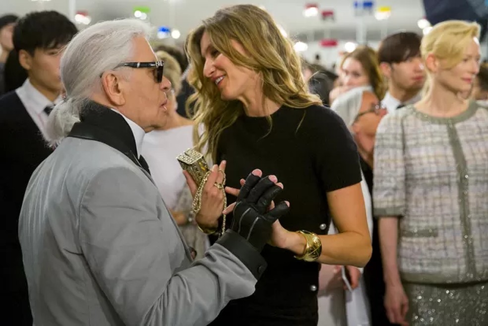 Karl Lagerfeld recebe Gisele Bündchen no desfile da Chanel, na Coréia do Sul — Foto: Reuters