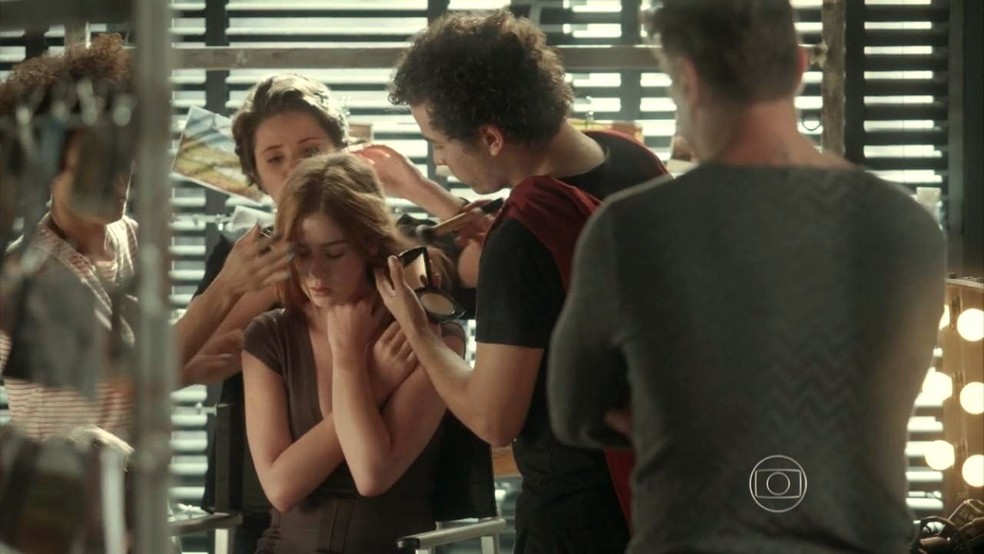 Eliza (Marina Ruy Barbosa) se prepara para a sessão de fotos em 'Totalmente Demais' — Foto: Globo