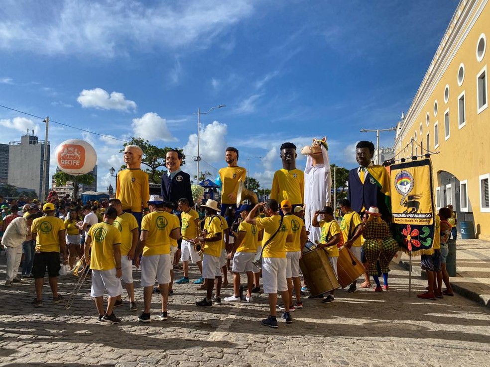 Bonecos gigantes se reuniram no Cais da Alfândega, no Recife, para homenagear jogadores do Brasil — Foto: Paulo Veras/g1 