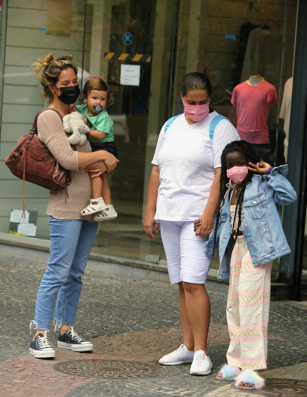 Giovanna Ewbank leva filhos ao médico (Foto: Daniel Delmiro/AgNews)