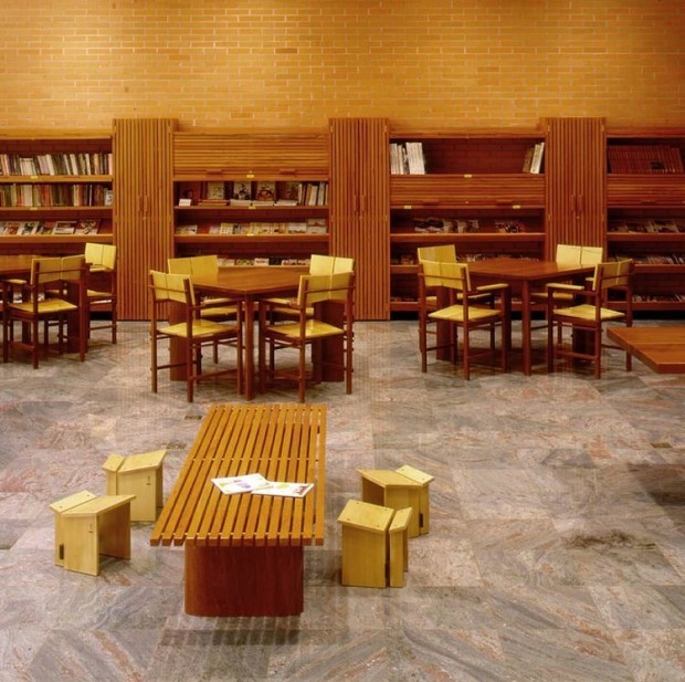 A Marcenaria Baraúna, uma extensão do escritório Brasil Arquitetura, trabalha com diferentes madeiras nacionais em mobiliários de desenho limpo e minimalista. Na foto, conjunto de diferentes madeiras no mobiliário do Sesc Araraquara (Foto: Reprodução / Marcenaria Baraúna)