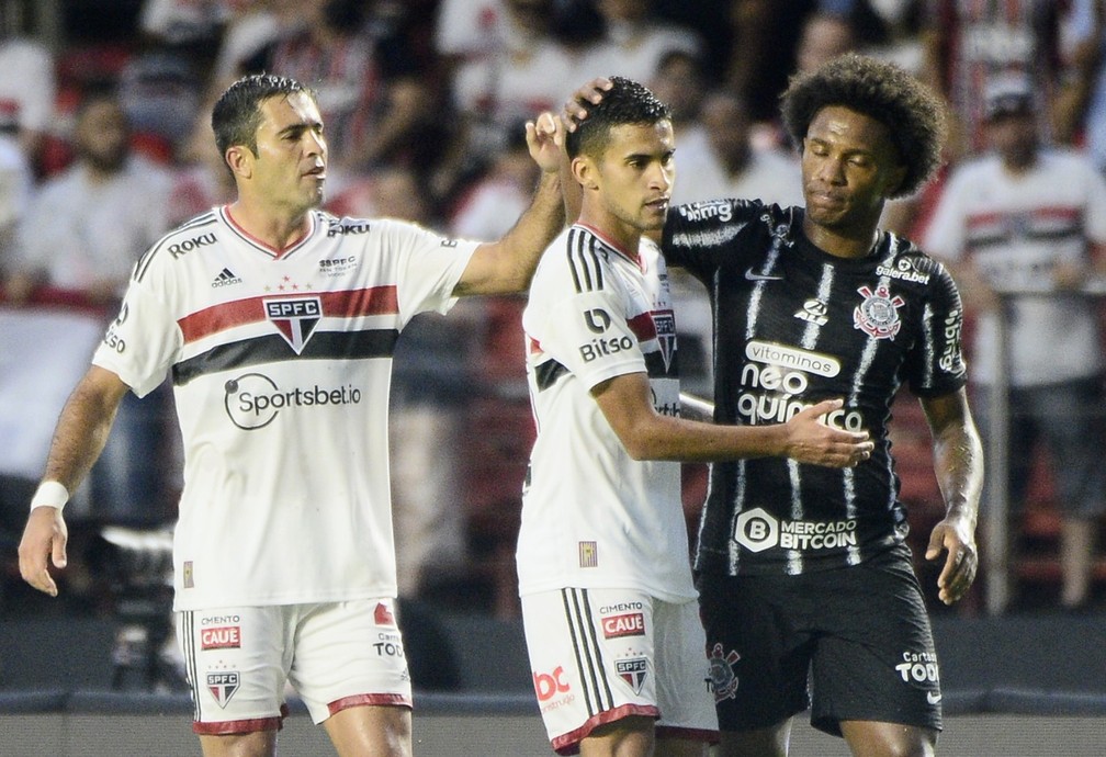 Eder, Rodrigo Nestor e Willian em São Paulo x Corinthians — Foto: Marcos Ribolli