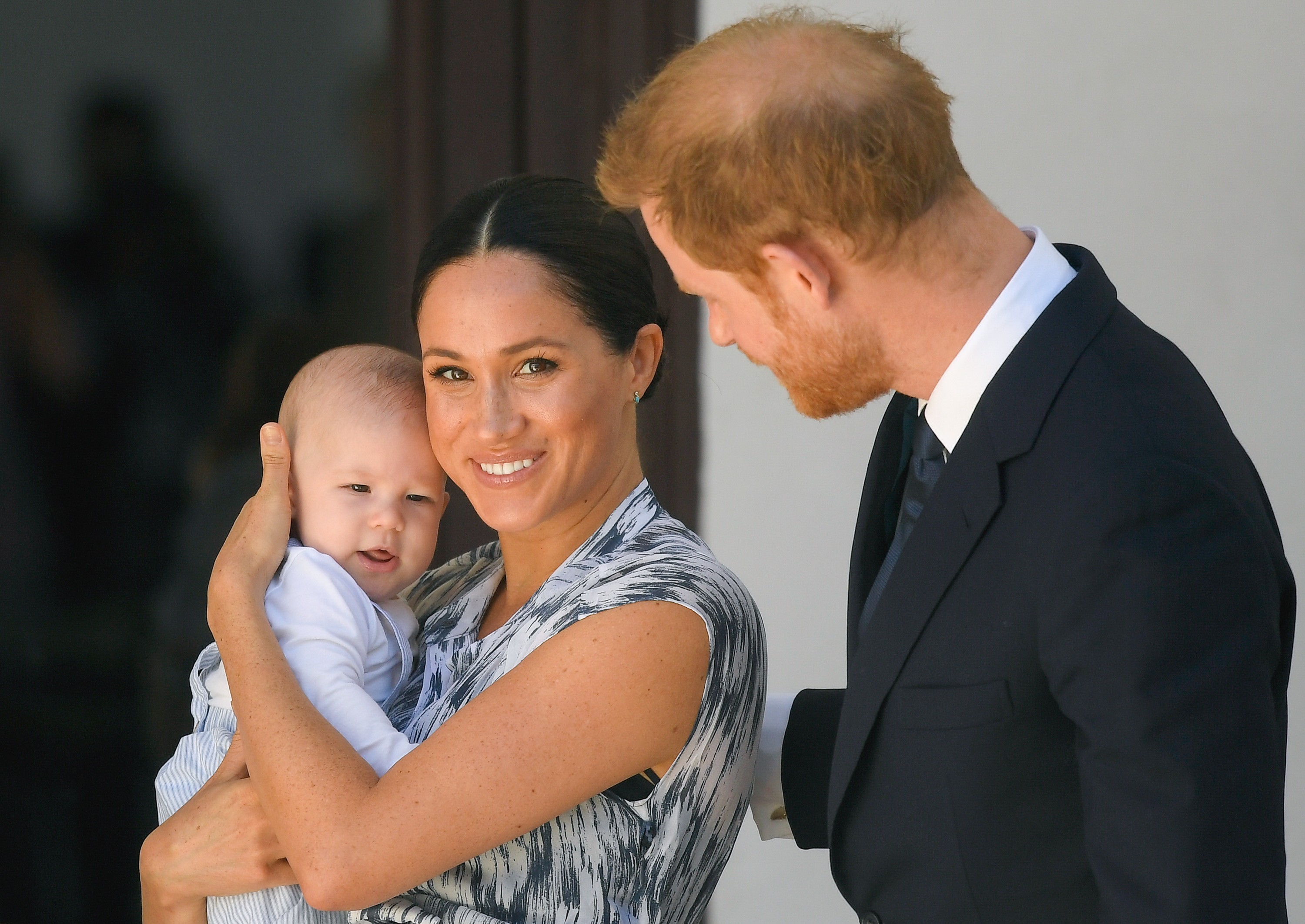 A atriz e duquesa Meghan Markle com o filho no colo e ao lado do marido, Príncipe Harry, durante a passagem da família pela África do Sul (Foto: Getty Images)