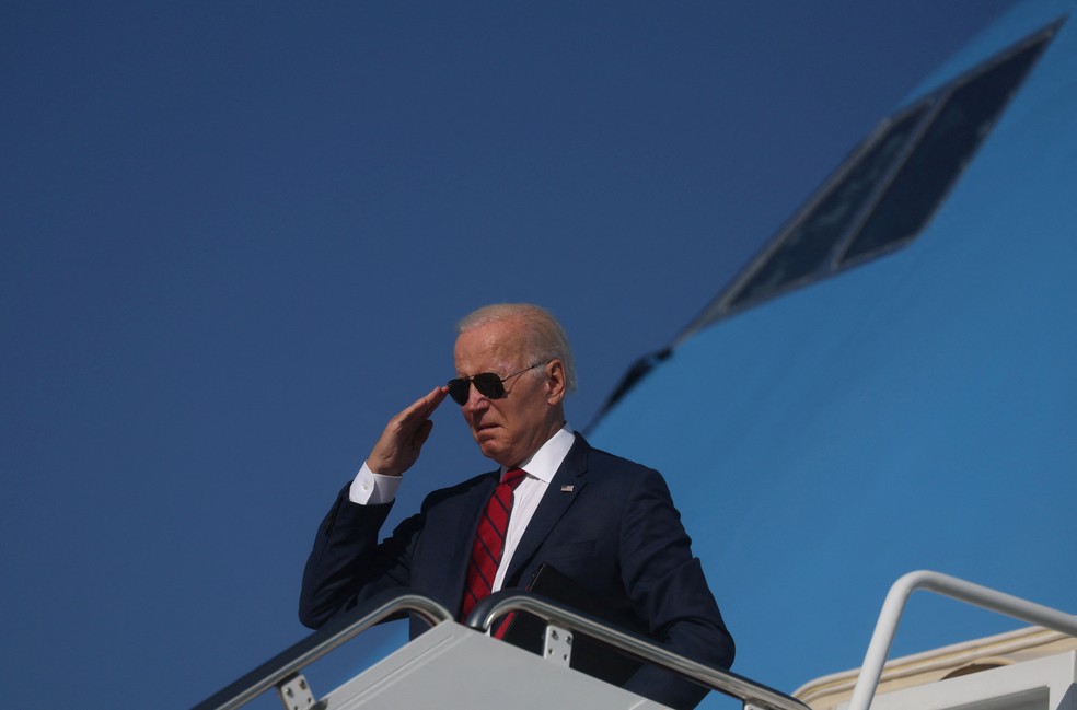 Rotina de viagens constantes de Joe Biden é um dos argumentos de quem contesta críticos de uma reeleição do presidente dos EUA por conta da idade.  — Foto: REUTERS/Leah Millis