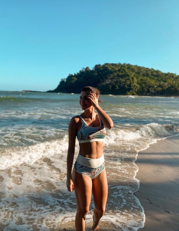 Mel Fronckowiak em praia na cidade de Itacaré, na Bahia (Foto: Reprodução/Instagram)