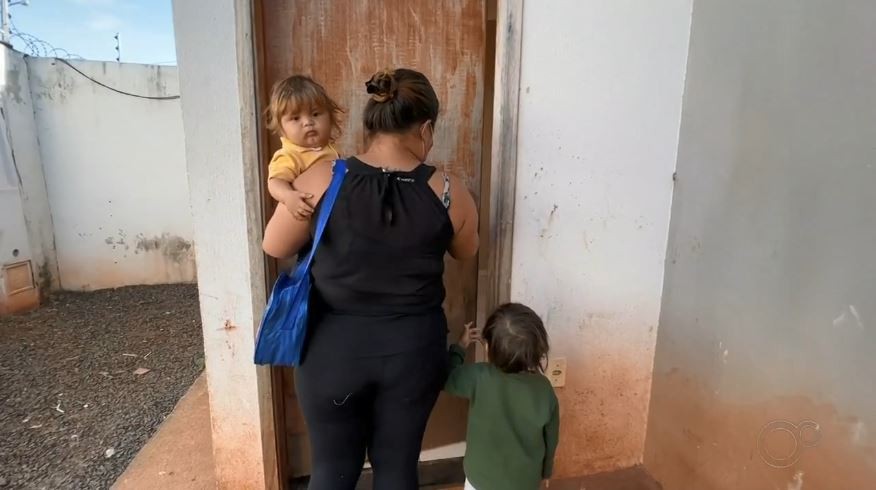 Primeira família de favela transformada por projeto vai para casa alugada