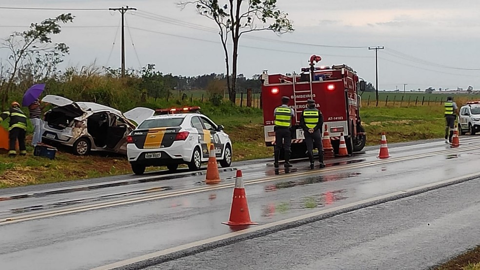 Carro capotou na Rodovia Assis Chateaubriand (SP-425), em Tarabai — Foto: David de Tarso/TV Fronteira